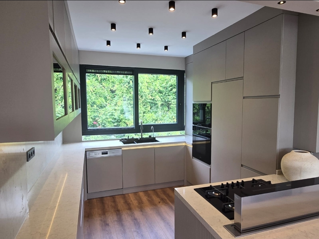 EMİRGAN DA SAHİLE 1 DK MESAFE SIFIRLANMIŞ DAİRE