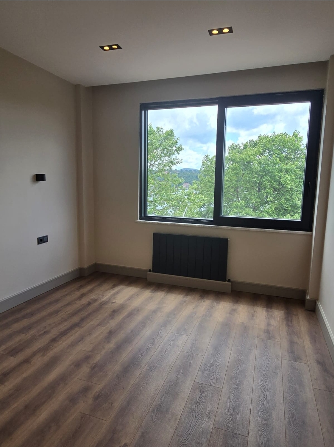 EMİRGAN DA SAHİLE 1 DK MESAFE SIFIRLANMIŞ DAİRE