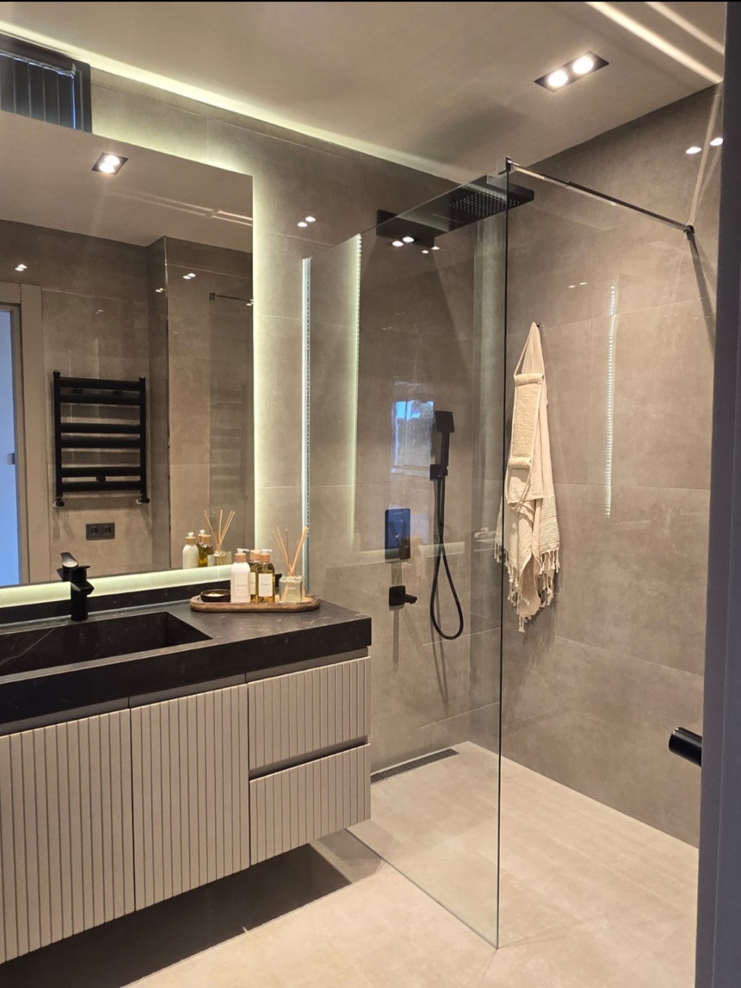 EMİRGAN DA SAHİLE 1 DK MESAFE SIFIRLANMIŞ DAİRE